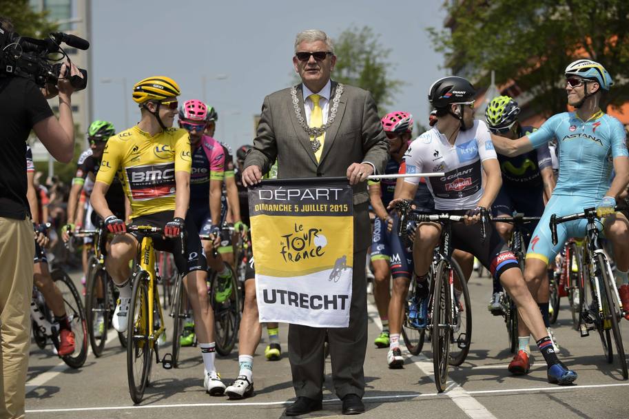 Il via della seconda tappa del Tour de France, Utrecht-Zelande, 166 km, con Rohan Dennis in maglia gialla. Afp